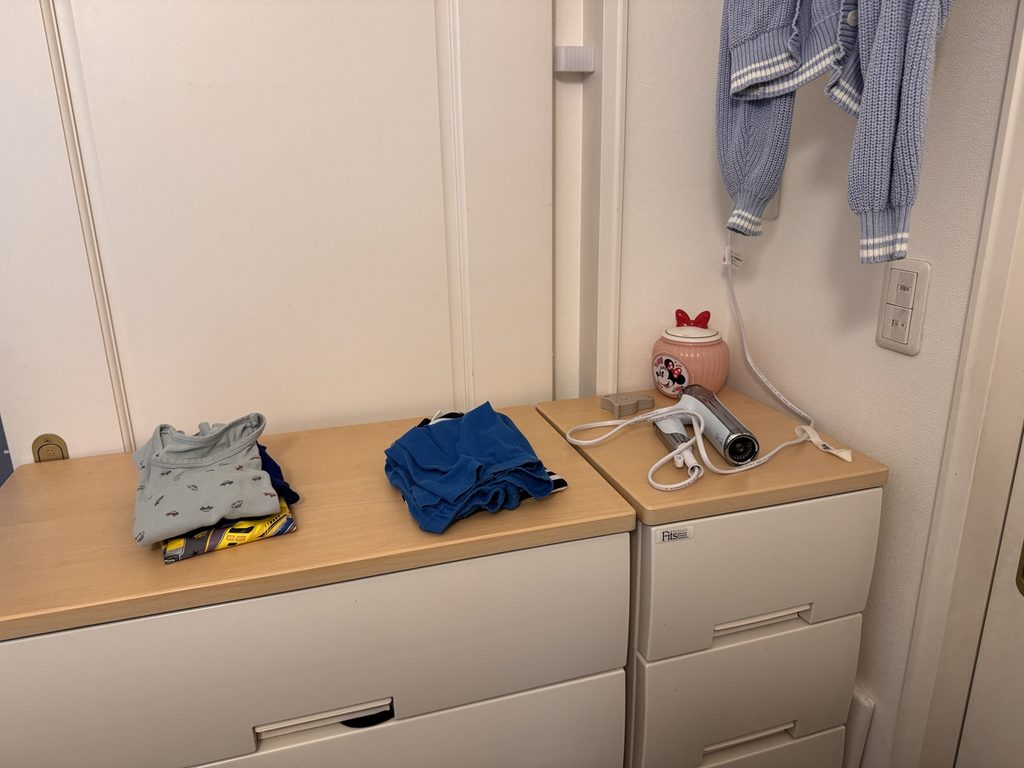 収納の上で洗濯物を畳んでいるところ